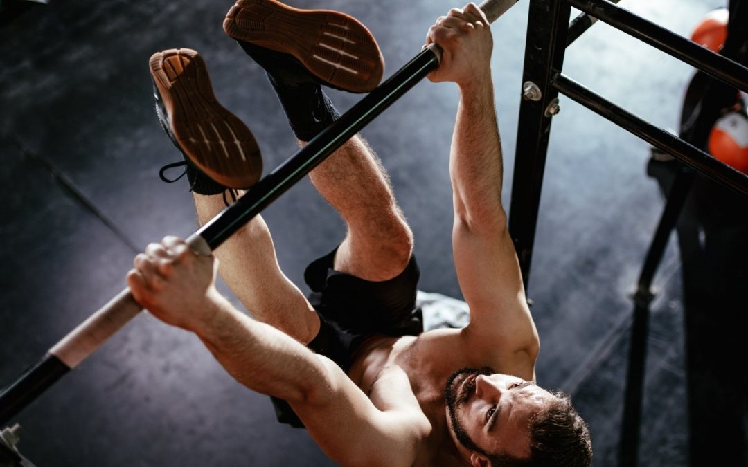 how-to-do-the-toes-to-bar-for-core-strength-and-power-–-breaking-muscle